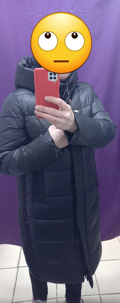 Пуховик в чёрном цвете р-р 52,но  на этикетке указано 52-54. На  ОГ-116 сел с большим запасом под тёплую кофту. На рост 170 см на 10-15 см ниже колена. На первый взгляд очень тонкий для зимы,максимум на ‐20⁰. На рукавах видно толщину.Воротника дополнительного нет,один сплошной капюшон. Странно, что продавец путается в показаниях в описании товара и в вопросах. То это биопух,то холлофайбер. То пухан на -25⁰,то до -30⁰. Заказывала за 2500 рублей, цена смешная и качество пошива отличное ,поэтому выкупила.