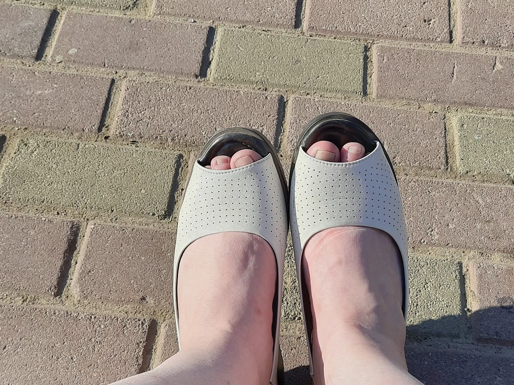 Отличные босоножки. На широкую ногу сели идеально. Радует, что подошва не жёсткая. Размеру соответствует.