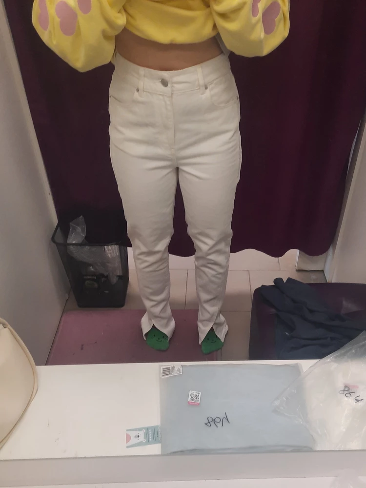 Отличные джинсы приятного молочного белого цвета. С акцентными швами мне очень понравились!

Но отказ, т.к. на рост 158 они очень длинные. В талии достаточно свободы (от 68)
