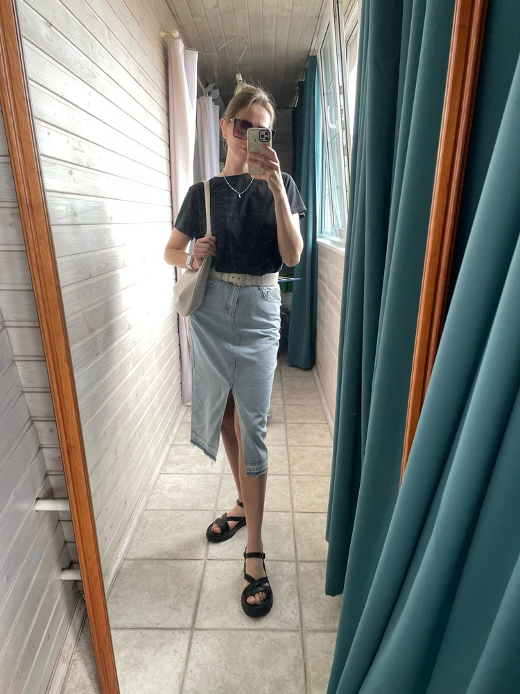 Юбка красивая, правильной длины (на рост 174), очень универсальная! Можно носить и с кроссовками, и с босоножками. Джинса не толстая, так что идеально подойдёт для лета. Пришла в зип пакете, к покупке рекомендую 👍🏻