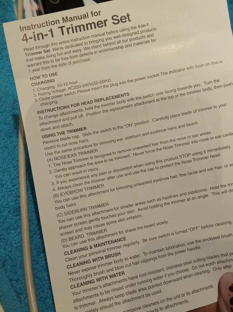 Заказала 2 на подарок. Не могу понять какого цвета должна гореть лампочка, при полной зарядке. Синем? 
Опробовав  тример, возможно при низкой зарядке носадка, которой подбривать вески цепляет и дёргает волос. Жудко не приятно. 
Расстроило меня это( жду полной зарядке, проверю ещё раз. 
Инструкции толком нет. 
Выглядит достойно.