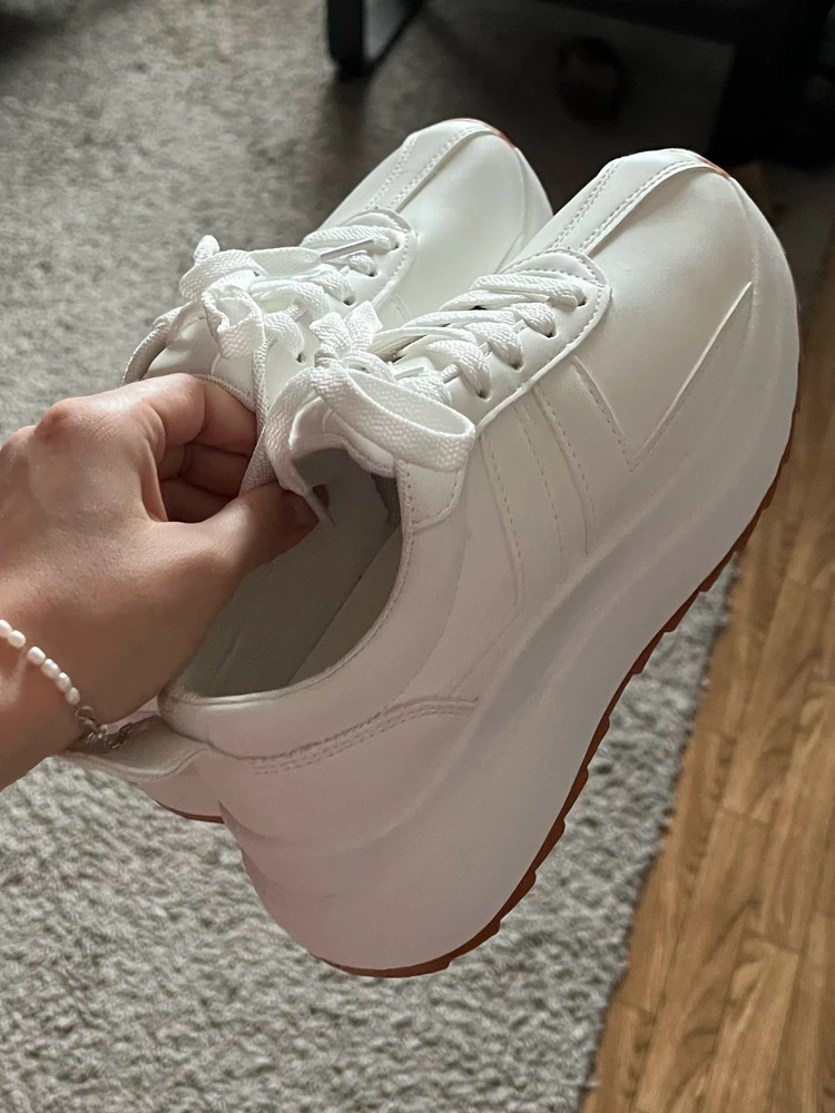 Кроссовки очень классные . Положили дополнительные шнурки белые и носочки . Размер соответствует. Удобные и качественные .