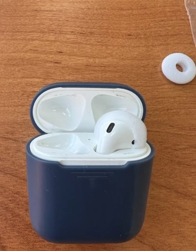 Отлично подошли на наушники Apple AirPods 2 поколения, сели ровно, датчики не перекрыли, теперь наушники лучше сидят в ушах и не выпадывают. Наконец-то появились басы, кто пользуется этими наушниками знает, что их почти нет😂 а с амбушюрами звук очень преобразился. И да, зарядный кейс закрывается! Класс!!