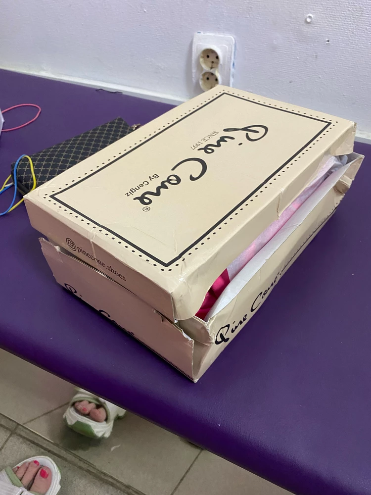 Внешний вид ужасный. Лямки бледные, подошва очень ярко-розовая. Выглядит нелепо это. В подъеме узкие. У меня всегда все велико обычно. Отказ. И коробка очень мятая. Перевязана резинками для денег. Как они с такой доставкой пополам не 😡