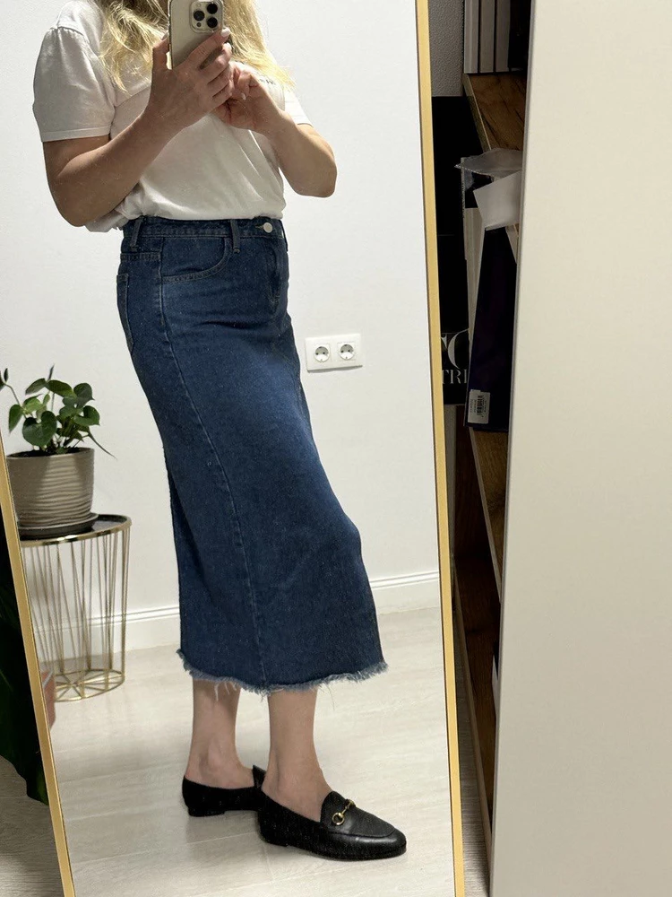 Юбка красивая. Смотрится отлично, можно составить разные образы с ней. Выбирала из нескольких подобных, но остановилась на этой модели и не пожалела. Ткань достаточно легкая, что для лета просто идеально и в тоже время не тянется, значит будет держать форму и размер. Швы аккуратные и хорошо прострочены, что для меня очень важно. Еще порадовала упаковка юбки. Спасибо продавцу, что позаботился об этом. Размеру соответствует.