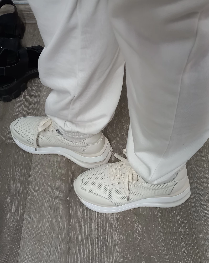 Кроссовки, не плохие, все швы ровные, смотрятся на ноге хорошо, немного жестковатая кожа (есть сомнение, что это натуральная кожа), не маломерят, как пишут другие. Из за того, что пышный задник давит под пятку так как они новые есть ощущение, что они маломерят, но при носке задник уляжется и размер по стельке будем реальным. Заказала основываясь на отзывы на размер больше, но оказались широковатые и длинноватые. Отказ, так как кроссы оказались широкими и большими.