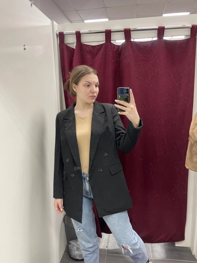 Пиджак смотрится хорошо.Но качество просто отвратительное.Пришел мятый,решила погладить,как итог(фото номер 2)прожог пиджака.Как спрашивается его гладить?Не советую к покупке