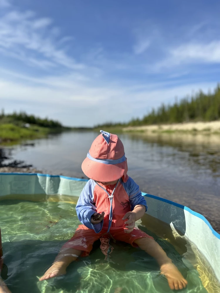 отличается цвет купальника от заявленного фота, ну а так - норм. Ребенку 1,5г