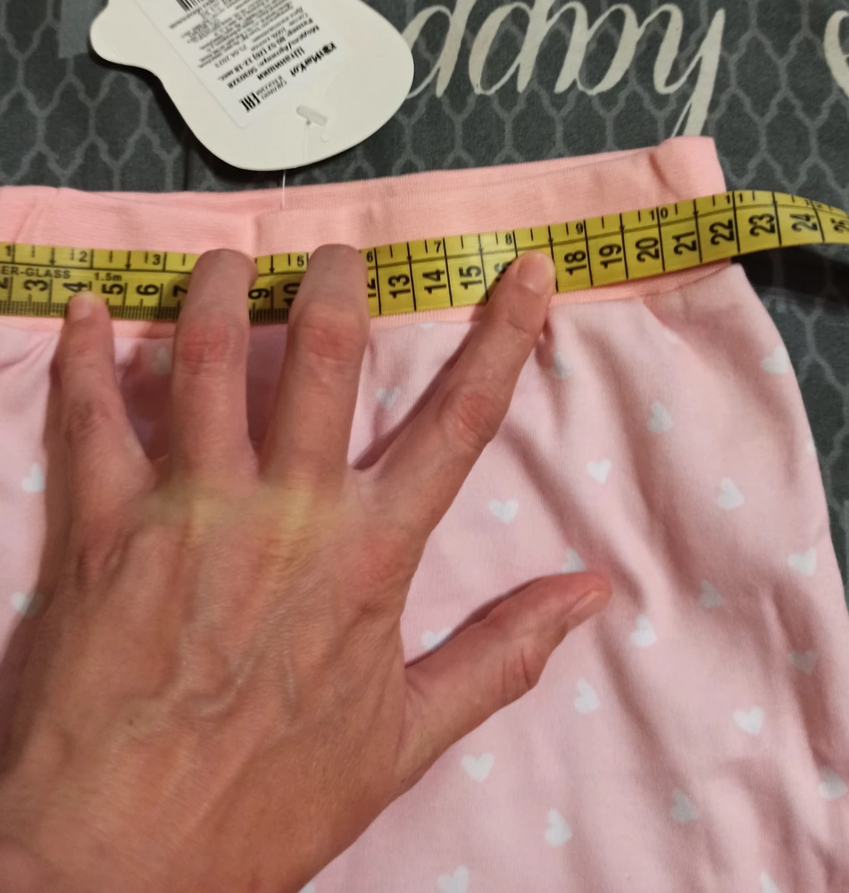 Впечатление неоднозначное. С одной стороны приятная ткань, не тонкая и симпатичная расцветка. С другой стороны покрой отличается от представленного на фото, штанишки к низу широкие, не зауженные. Смотрятся абсолютно по-другому. Заказывала несколько размеров, забрала только одни, потому что по цвету подошли к боди. По длине, на мой взгляд маломерят.