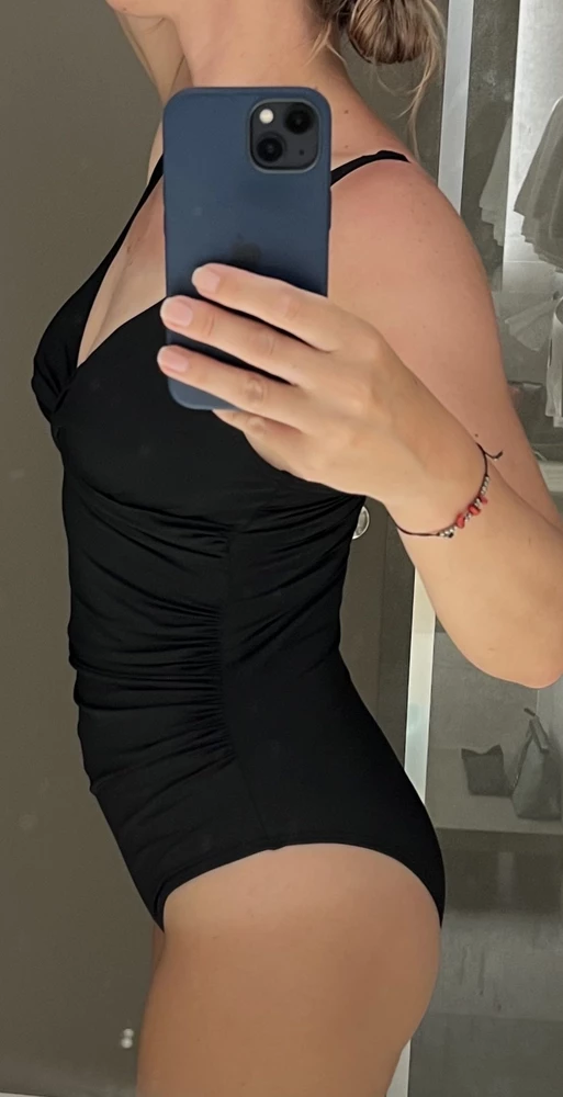 Удивило приятно соотношение цены и качества. Цена более чем приемлемая, а качество прекрасное. Пишу уже после регулярного ношения. Не линяет, форму держит, преображает фигуру! Мой рост 164, 89-70-88. На фото пятнышки — это не на купальнике, а на отельном зеркале:) Спасибо!