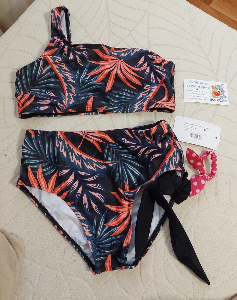 Купальник очень хороший. Качество отличное. Нитки не торчат, швы ровные. Брали на рост 130, размер 140 и 152. В результате нам подошёл 152 размер. Девочка плотненького телосложения. На худенькую, думаю 140 в самый раз. Резиночка была в подарок, спасибо.