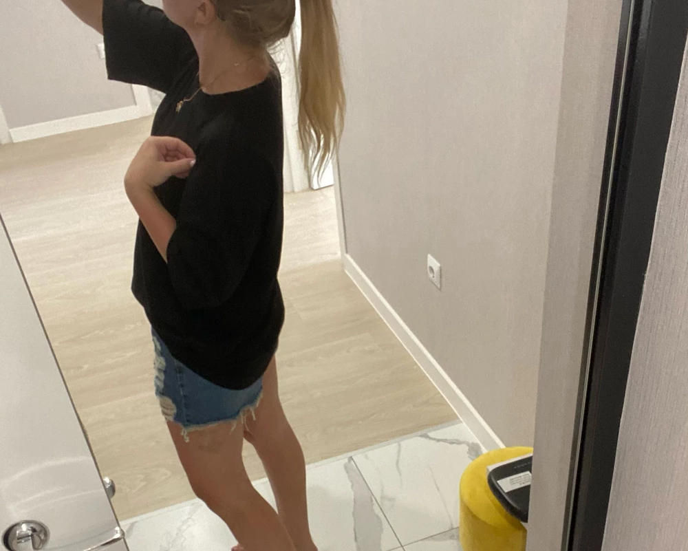 Это теперь моя самая любимая,черная футболка оверсайз. Заказала мужу 50 размера ,но оставила себе. Прекрасно смотрится с шортами. Приятная к телу,швы ровные. После стирок не выцветает. Цена=качество. Хороший состав ткани. Ношу с удовольствием