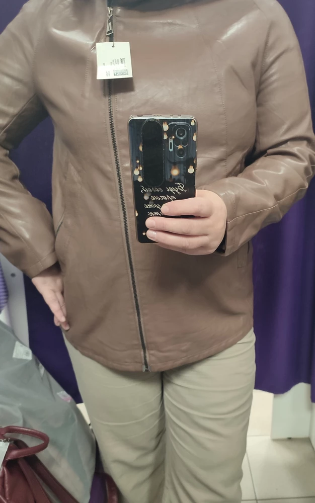 Курточка классная, фурнитура нормальная, если хотите как на модели , то берите на 3 размера, если по фигуре то на 2 размера больше, не ошибетесь)