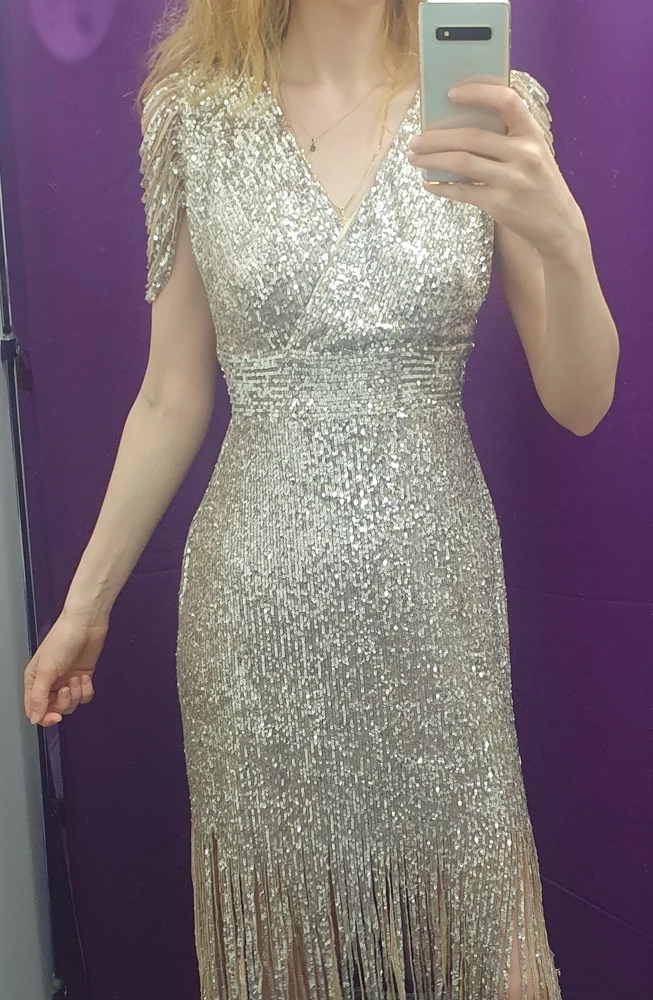 Увы, качество оставляет желать лучшего. Вся раздевалка была в пайетках, когда я достала платье из пакета. Хорошо, что домой не понесла примерять.
И цвет не золотистый, а прям бежевый, очень сильно отличается от того, что на фото. 
Абсолютно не стоит 6к. 
Возврат.