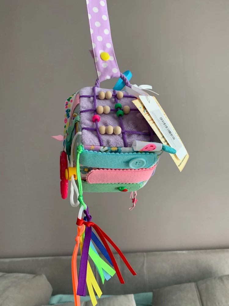 Классный кубик, мне очень понравился, взяла в поезд ребенку 8 месяцев, пока не показывала, но думаю понравится)