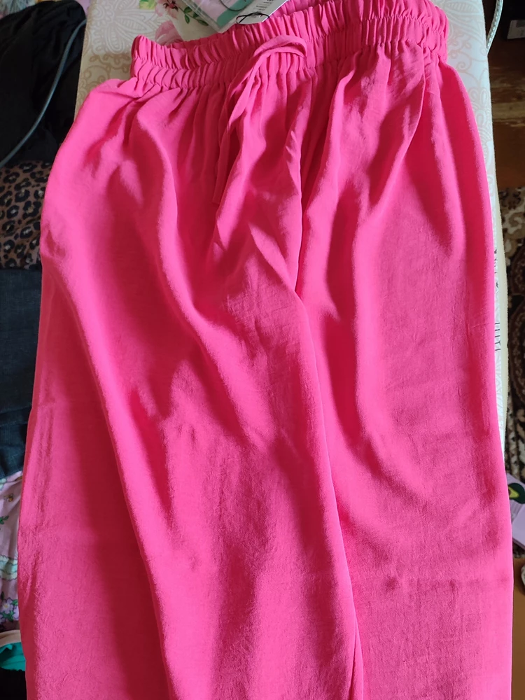 По цвету брюки немного отличаются, ярко розовые, прям как неоновые. Материал тонкий, просвечивает, ну всё равно оставила, в жаркую погоду самое то. Размер соответствует.