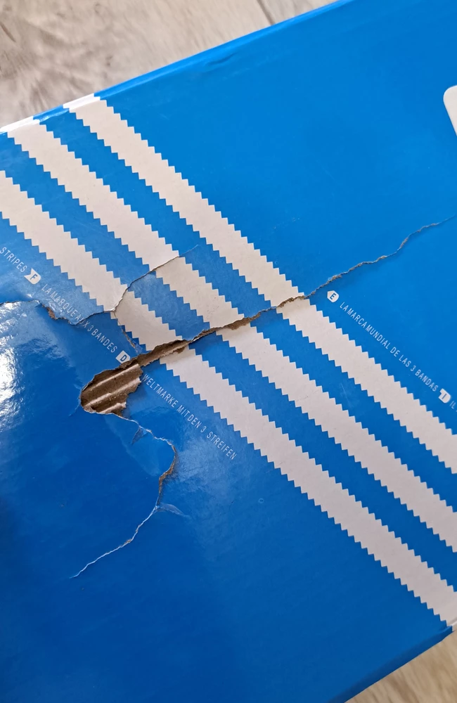 Отличные кроссовки, заказывала размер 36-37 сел отлично на 37, коробка только подраная
Мягкие и удобные