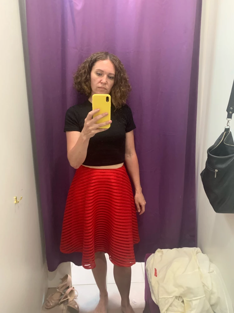 Юбка обалденная!!!!👍🏻👍🏻👍🏻👍🏻 Цвет насыщенный. Ткань очень приятная. Подъюбник не электризует. Очень красиво и качественно.