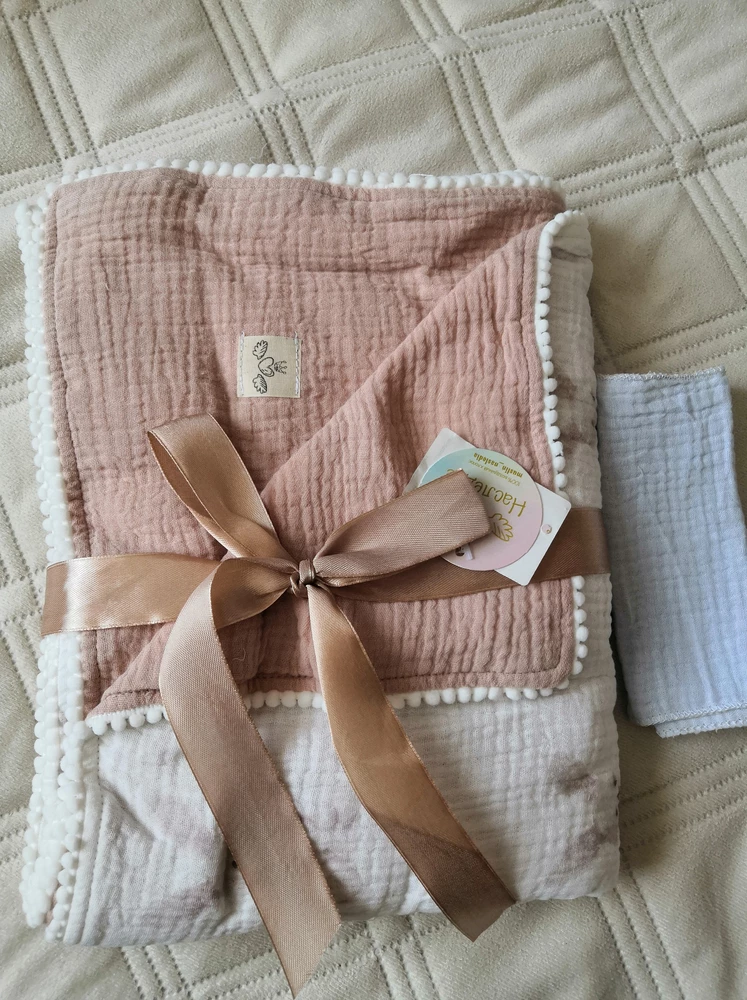 Отличный плед, полотенце. Качество отличное, мне очень понравился. Ребёнок в принципе ничем не накрывается, скидывает все с себя, а этим накрывается.