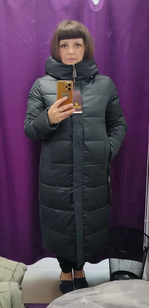 Пуховик классный. На мой 50 размер, подошёл. Не смотрится мешком, стройнит. На рост 164 до середины икры. Не взяла только потому что длинный. Была бы модель немного покороче купила бы.