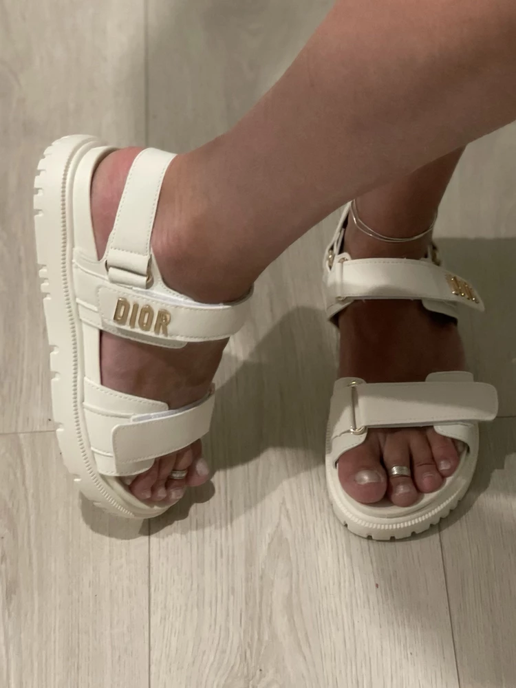 Сандалии - пушка!! Очень понравились! Никакого клея, очень аккуратные, ровные! Запах был изначально, через сутки не осталось его. Полнота регулируется, маломерки. На стопу 25,5 подошёл 40, прямо в аккурат. Супер удобные! В первую прогулку, весь день на ногах и не натерли. Надеюсь послужат. Спасибо за носочки!