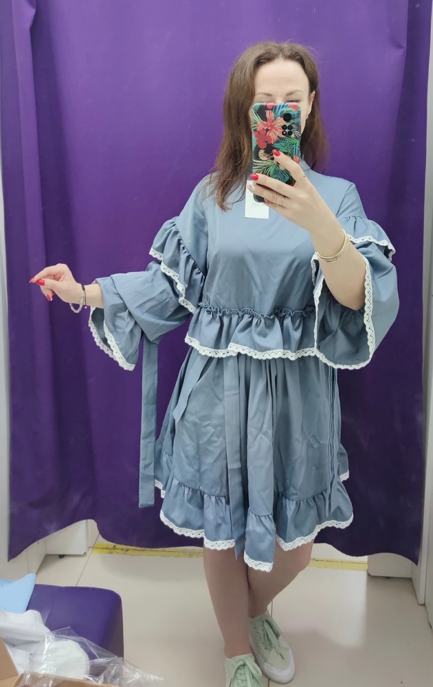 Модель конечно отпад.)) По всякому крутила, чтобы на мой рост 156 подошло, но нет ничего невозможного, так как платье ооооооочень понравилось!💃 В итоге идеально село задом наперед и с рукавами подвязанными повыше.) +5 звезд производителю за упаковку в коробку, приятно получать и открывать такой товар.👍