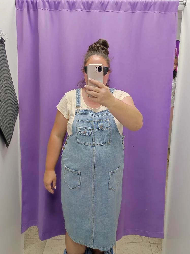 Классный сарафан, после стирки не сел.  Швы ровные, ниточки немного торчат, но не критично. Покупкой очень довольна. Спасибо ВБ и продавцу.