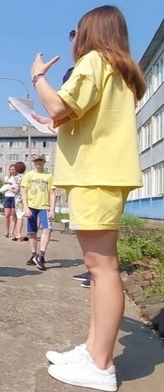 В прошлом году покупала жёлтый костюм. Ткань плотная, но в нем не жарко. Проходила все лето - не снимая почти. И в зтом году ещё ношу. Заказала розовый костюм. Качество совершенно другое. Горловины вся растянулась, хотя костюм одевала раз 5 и стирала раза 2.