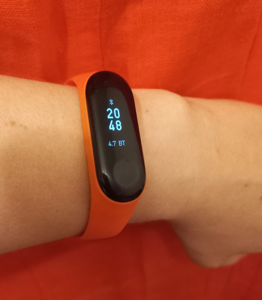 К mi band 3 подошёл идеально. Яркий, сочный цвет. Взяла на лето, под конкретное платье. Показалось, что слабовато держит крепление. Надеюсь, что не потеряю.