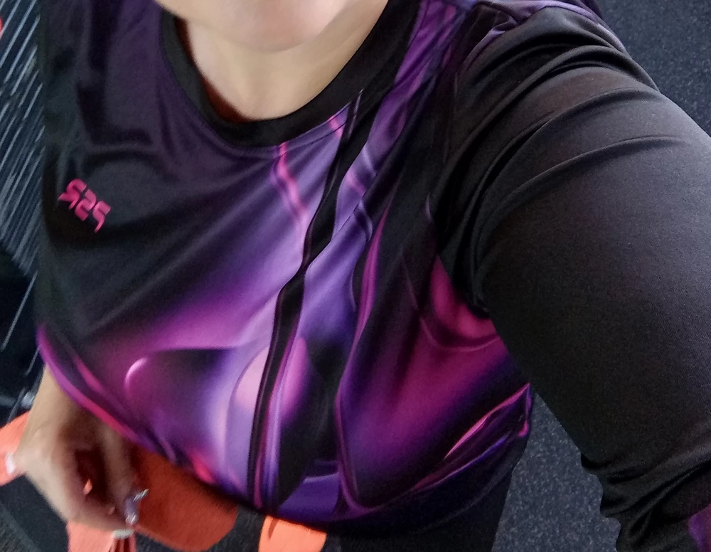 Взяла для занятий спортом. Действительно большемерит, у меня по груди 115.талия 87,бедра 107,не в облипку а свободненько сел 50.возможно модель должна носиться, как оверсайз, но мне и так хорошо. Яркая, хорошая длина рукова и длина самого лонгослива. Прошито хорошо, без ниток, все обверложено, не леняет. Вообщем рекомендую за такую цену, вообще подарок! Спасибо производителю.