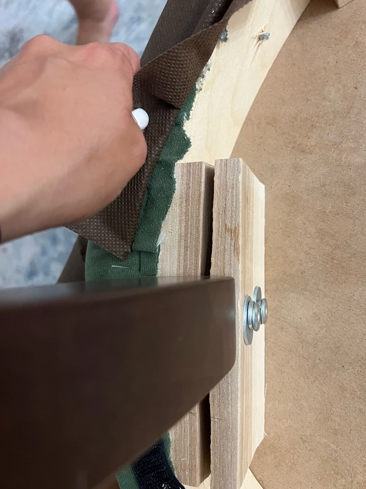 Внешне стул симпатичный, хоть и дешевая ткань. Сидеть неудобно. Но это все мелочи, спустя полгода треснуло крепление ножки.( Слишком уж дорого для полугодовалого использования.