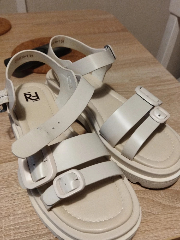 Поставила 3 балла только за современную модель. Босоножки красивые, на ноге смотрятся современно, упакованы очень хорошо (я потом поняла почему). Размер соответствует, на 37.5 покупала 38. Засомневалась, что это натуральная кожа. После 2 дней ношения на ремешке  полностью слезла кожа в районе застежки, где трётся. Босоножки сделаны в основном из искусственной кожи, на которую снаружи приклеен очень-очень тонкий слой натуральной кожи, который при малейшей царапине слезает полностью. Не думаю, что они выдержат даже 1 месяц, не то что до конца сезона. Покупайте, если не жалко выбросить деньги.