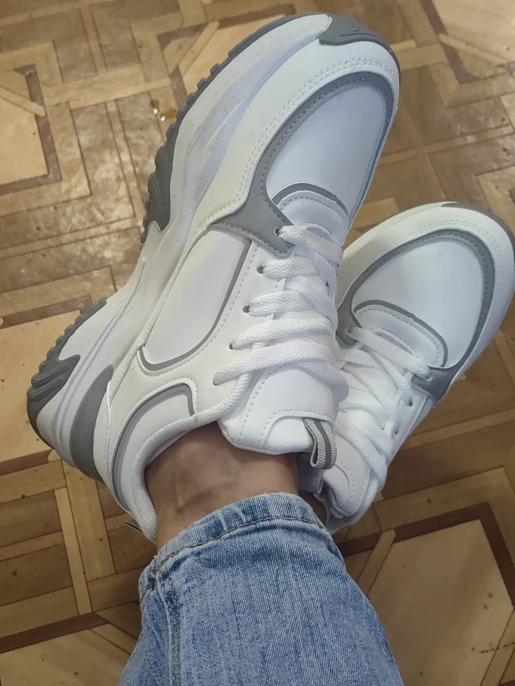 Кросы просто прелесть, плотные, не пахнут, нежное сочетание цветов. Покупкой довольна