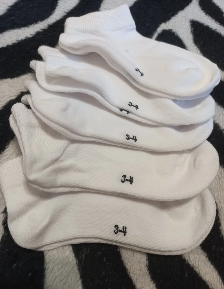 На одном носочке дырка. В целом хорошие. Соответствую размеру.