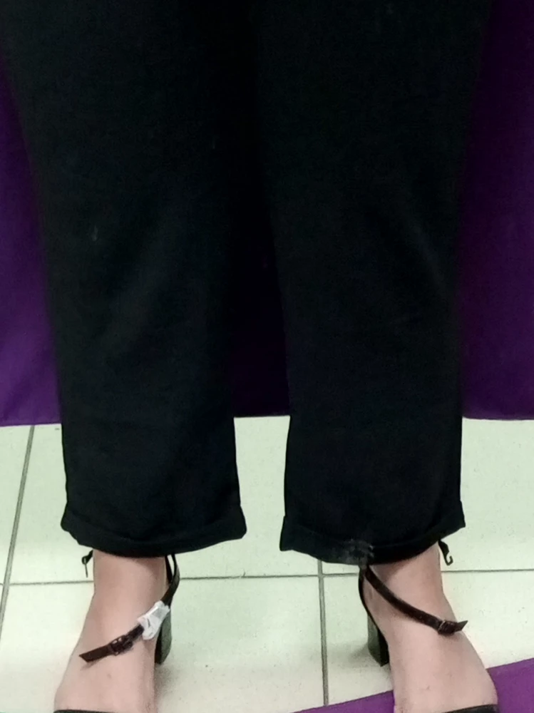 костюм вроде не плохой. но штаны и блузка из разных тканей. блузка из жатки, а штаны нет. и брюки странно на мне сели. на фото видно как низ у брюк топорщится к центру. были бы длиннее смотрелись бы хорошо. мой рост 161 см. маломерят на размер. мой размер 54,взяла 56.