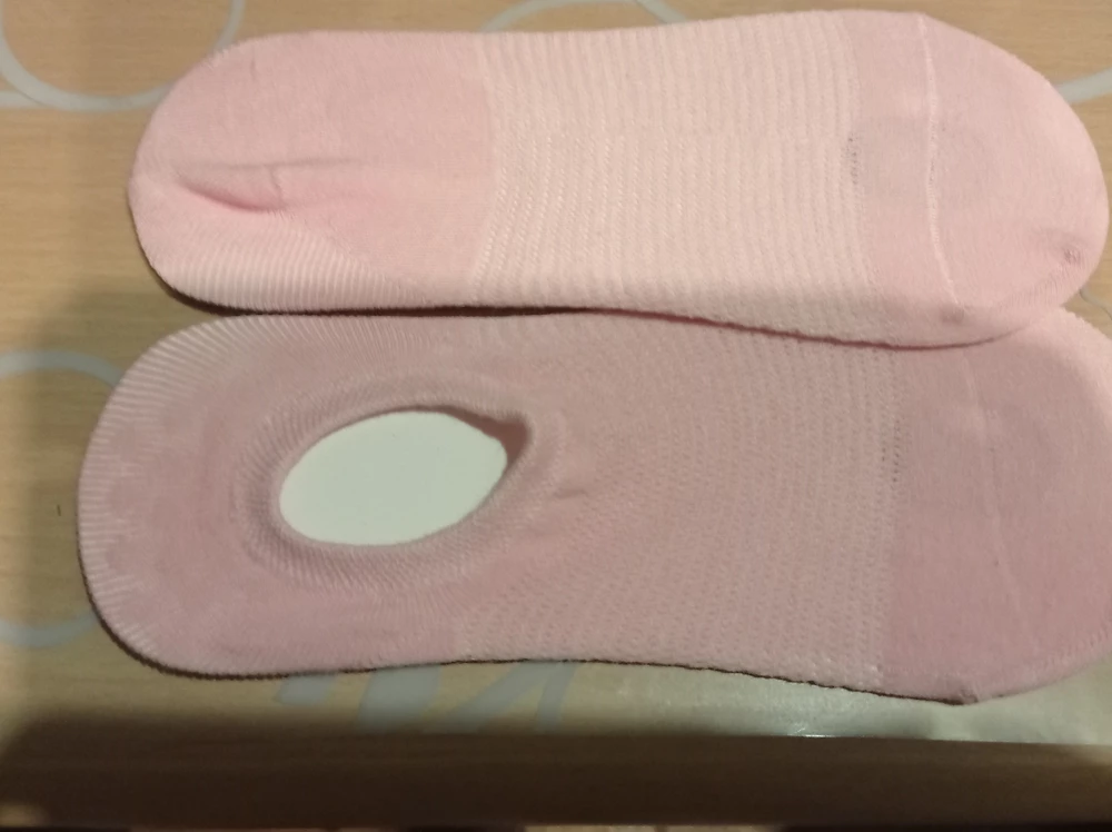 Люди как можно на всех 10 парах сделать шов, который должен идти сверху у носка, он на стороне пятки???? На всех 10 парах!!!! Я даже не подумала при получении на это обратить внимания! На фото пара! У одного носка шов сверху, у другого снизу. И так каждая пара. Пипец вы косяки! Одну звезду вам за то, что лёгкие и резинка не давит.