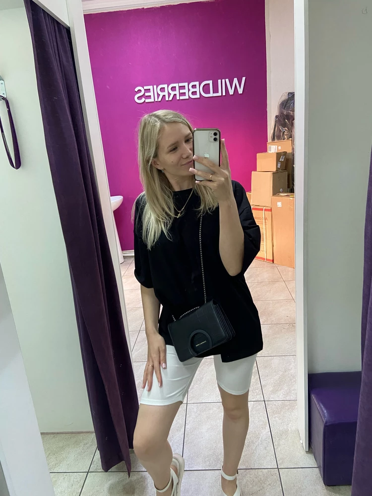 Мега Крутая футболка оверсайз🔥 как я и хотела, качественно пошита, нигде ничего не торчит. И села идеально, на мой 44рр брала 50-52 тк она больших размеров боялась утонуть, но с велосипедками просто восторг, влюбилась и сестру заразила, 😁 спасибо большое❤️❤️❤️