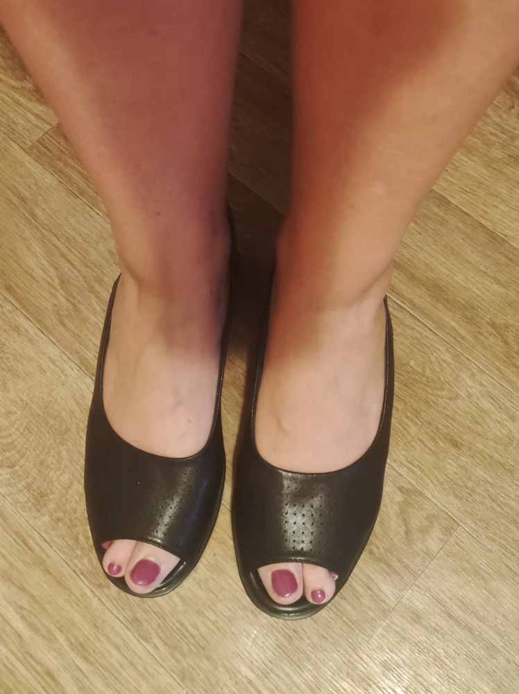 на узкую,среднюю стопу. маломерит. на 41 не хватает длины в р. 41. ходить мягко. жаль