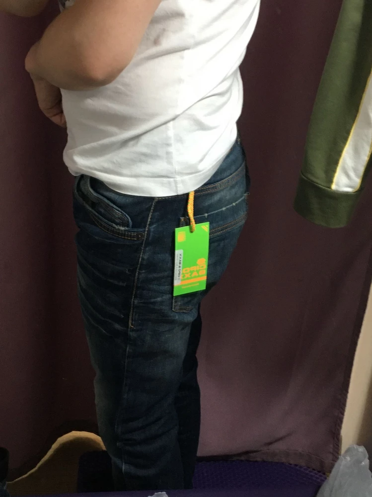 Отличные джинсы, соответствуют размеру, внизу не сильно узкие, ближе к прямым как мне и нравится. Единственное на мой рост 173 длинноваты, но это и ожидаемо, так как идут на рост 180+. Отдам подшить и никаких проблем)
