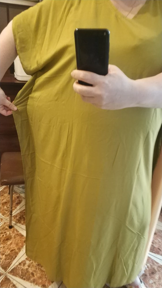 Пришла туника быстро. Лёгкий штапель, для жары самое то! На рост 170 практически в пол(ну, 10 см может до пола). На мой ОГ 125 и ОБ 130 сидит свободно. Бедра 140 зайдут,но нужно учитывать, что ткань не тянется.
Цвет яркий, написано, что "лайм".
Разрезы сбоку удобные для ходьбы. Под рукой вырез аккуратный, бельё не видно.
На фигуру "яблоко" село хорошо, стройнит, струится... Комфортно. Ткань дышащая. 
Штапель, конечно, мнется(он и должен мяться). Посмотрим как будет носиться... Покупкой довольна, спасибо производителю!