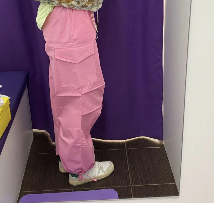 Изначально брюки понравились, насыщенный красивый цвет и модель, но после первой стирки сели минимум на размер. Стирка была при 30 градусах. Жаль. На фото до и после стирки. Теперь уже эффект будто я в детских штанах.