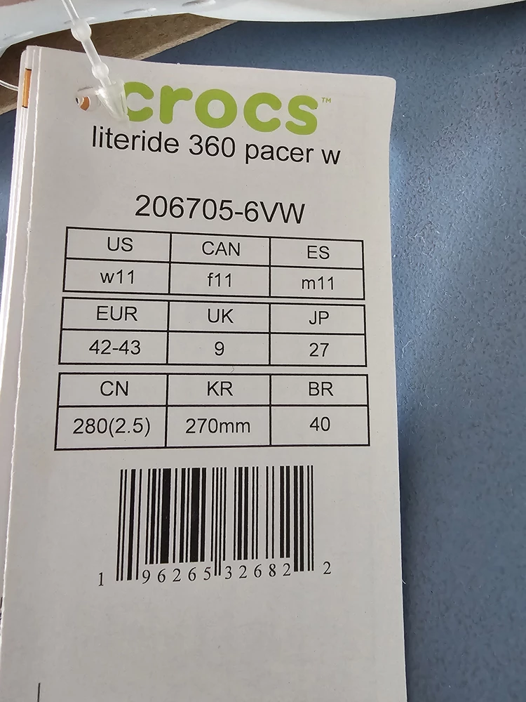 Заказывала 41р, на верхней упаковке указан 41, а внутри лежат кроссовки 42-43!! огромные. Кроме этого не понравилась сетчатая вставка , думала это ткань с пропиткой,  оказалось резина с перфорацией. Даже трудно представить куда такое летом носить . Возврат.