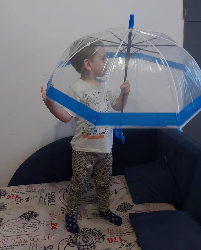 зонтик пришёл целый, за что отдельное спасибо.  Очень красивый, удобный. Для ребёнка трёх с половиной лет в самый раз. Сразу научился его открывать самостоятельно.  К покупке рекомендую.