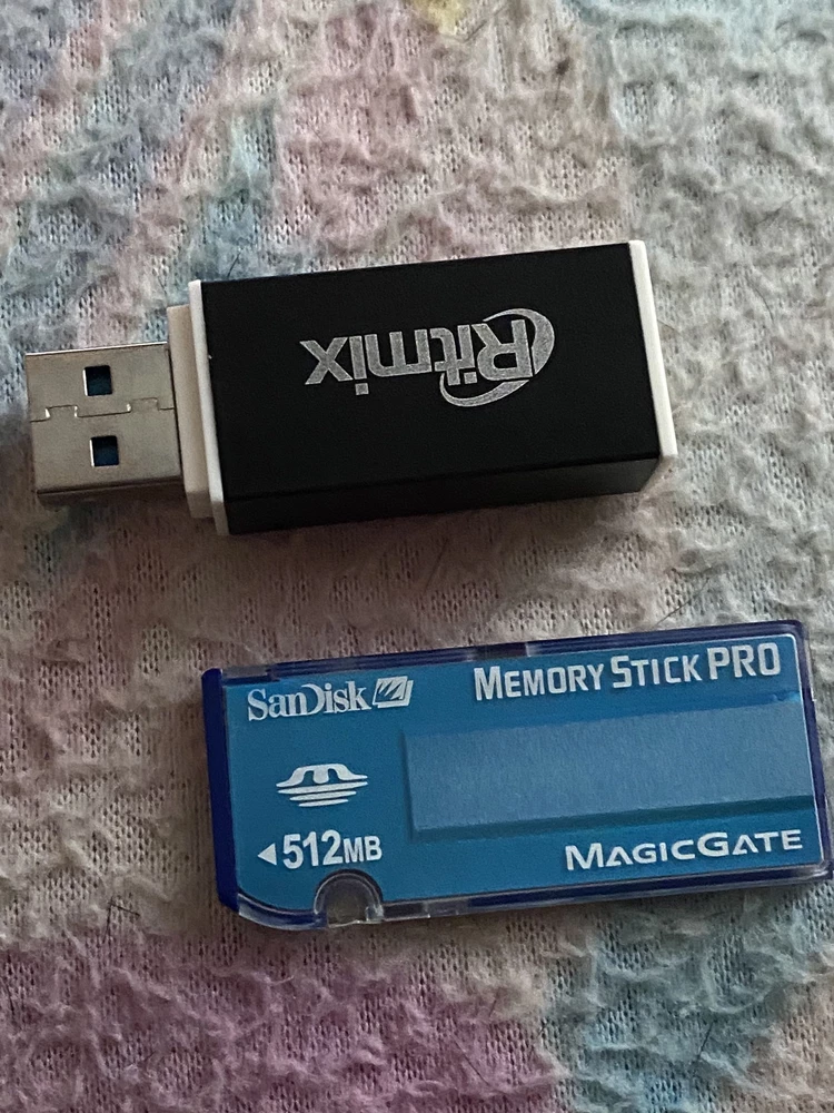 В описании написано поддерживает memory stick pro в итоге ни в один отсек не влезла