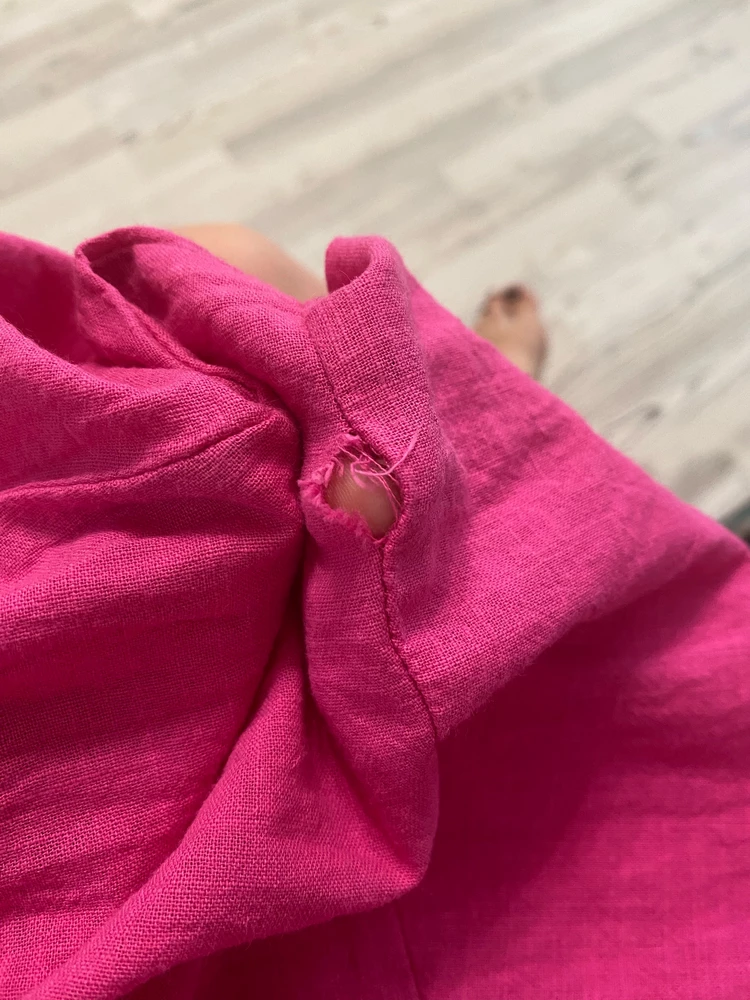 По первому впечатлению костюм очень понравился. Яркий, удобный, комфортно в нем в жару. Но после 2-х стирок он стал расползаться по швам.