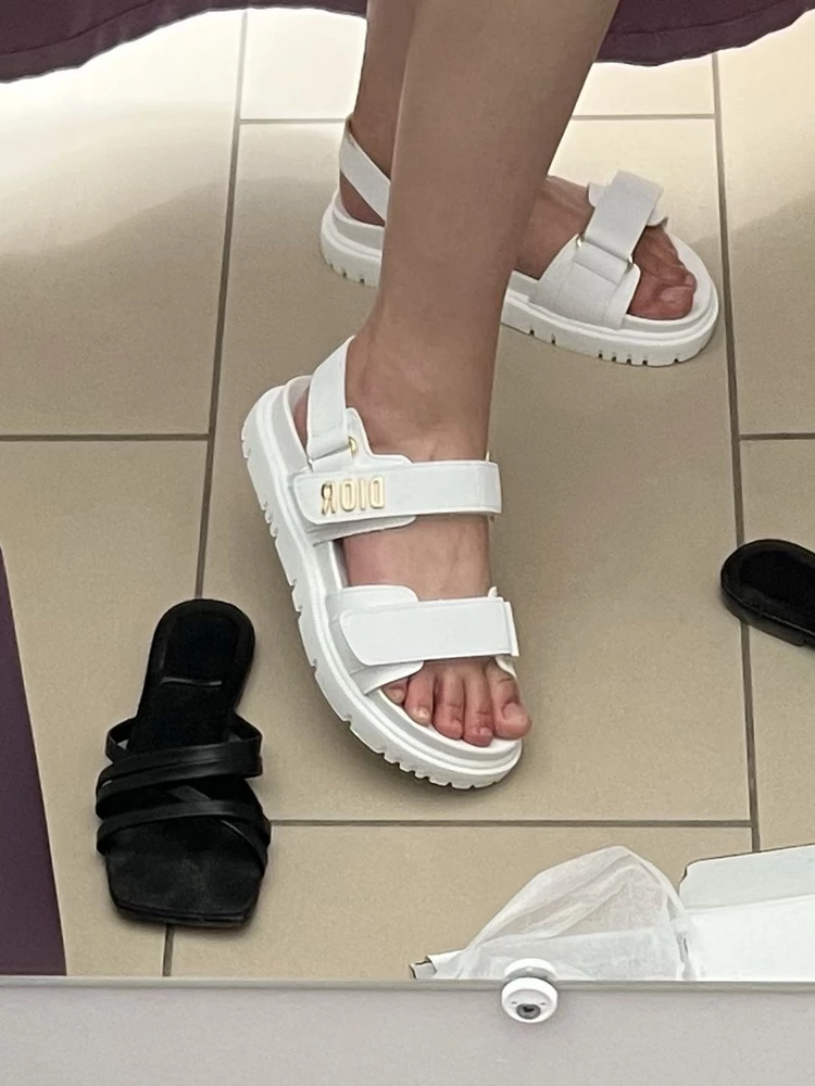 Выполнены качественно ,но они на широкую ногу,если затянуть липучки,то хвостики торчат,выглядит не красиво(
На свой 36-36,5 взяла 38 по длине идеально,но в ширину не подошли
Запах был,но думаю он бы выветрился,но все же цена им 2к)