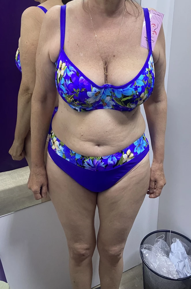 Покупала маме!Купальник очень нравится!Уже несколько недель в носке!Мокрый не садится и не слезает!Качество ткани отличное!После стирки тоже пока нареканий нет!Могу рекомендовать!