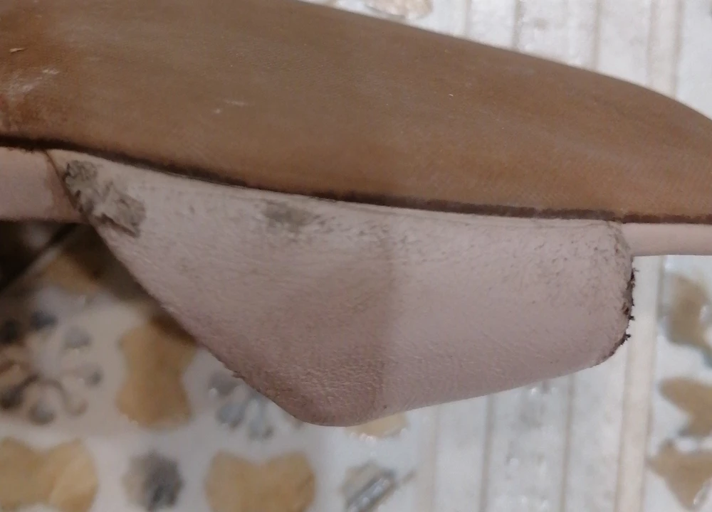 Отвратительное качество. За две недели и такой результат. Очень жаль. У меня была обувь этой фирмы, но качество намного лучше, чем это. Зачем писать, что наиуралтнвя кожа, если это совсем не  так.