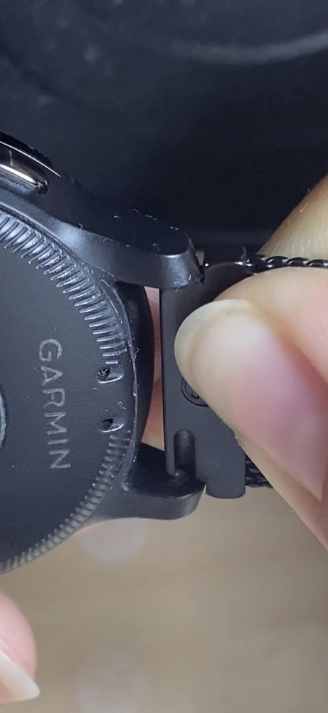 К сожалению браслет не подходит к часам Garmin Vivoactive 4S, как заявлено у продавца. Не хватает буквально пол миллиметра выступа у крепления. А на вид браслет красивый, аккуратный.