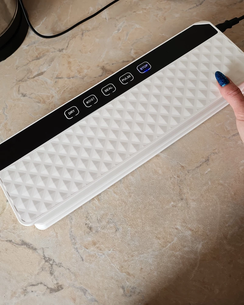 Отличный аппарат, пользуюсь уже около месяца. Пришел быстро, ооочееннь хорошо упакован, всё красиво. В работе удивила мощность и простота в использовании. Красивый дизайн. Все режимы на отдельных кнопках, ребёнок даже разберется. Вот к функциям даже добавить нечего)) Всё делаю с ним. Отдельное спасибо за подарочки))